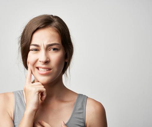 a woman experiencing TMJ symptoms