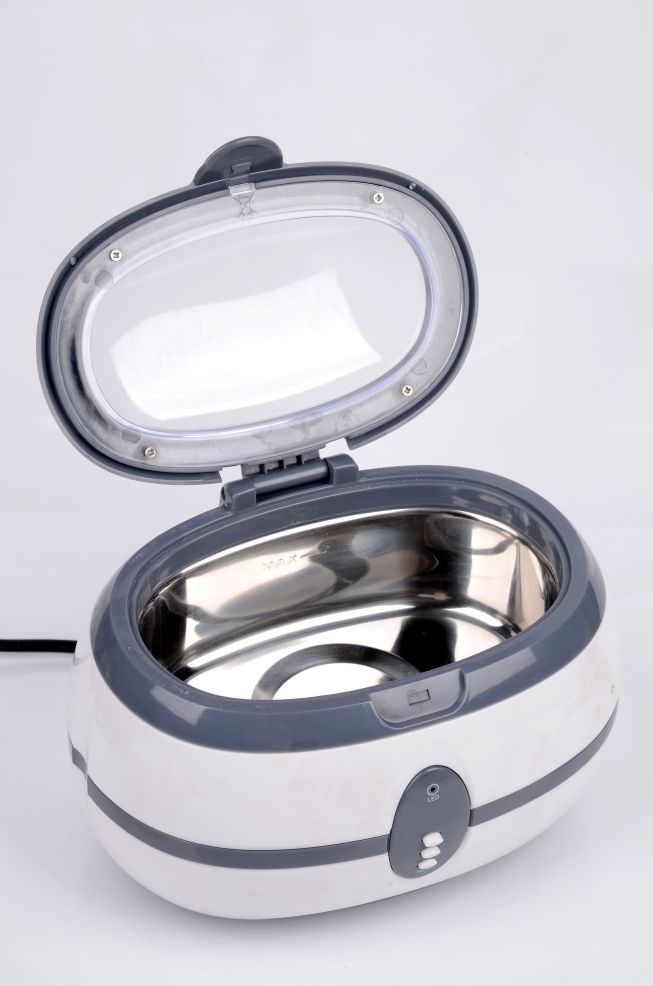 An ultrasonic cleanser used to clean oral appliances